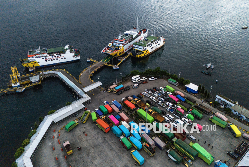 Foto udara kapal feri milik ASDP bersandar di Pelabuhan Penyeberangan Ternate, Maluku Utara, Rabu (25/12/2024). PT ASDP Indonesia Ferry Cabang Ternate menyiapkan delapan unit kapal feri dan tiga feri dari pihak swasta untuk melayani masyarakat yang akan melakukan mobilitas selama libur Natal 2024 dan Tahun Baru 2025 dengan rute Ternate tujuan Sidangoli di Kabupaten Halmahera Barat dan Bitung Sulawesi Utara. 