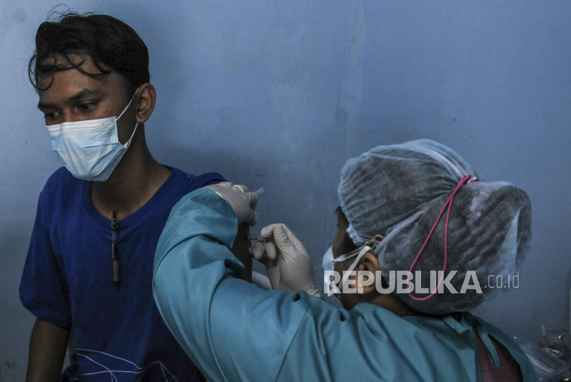 Dinas Kesehatan Kota Kendari, Sulawesi Tenggara, menyampaikan, penerima vaksinasi COVID-19 dosis lengkap di daerah ini sudah mencapai 177.058 jiwa dari 265.147 target sasaran. 