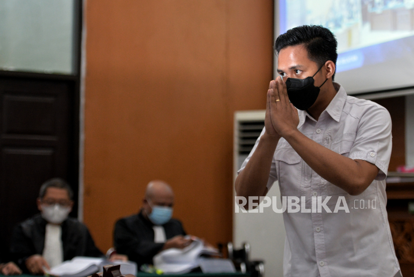 Terdakwa Richard Eliezer saat menjalani sidang tuntutan di Pengadilan Negeri Jakarta Selatan, Jakarta, Rabu (18/1/2023). LPSK mendesak Jaksa Agung untuk revisi tuntutan hukuman pidana untuk Richard Eliezer.