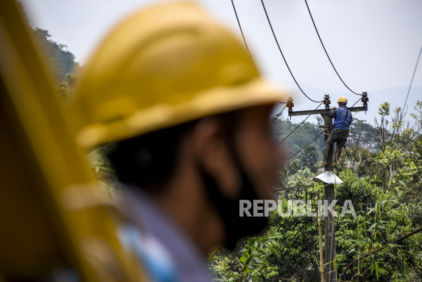 Petugas PLN memperbaiki tiang dan kabel listrik. PLN Unit Induk Distribusi (UID) Sumatra Utara selama 2022 telah melistriki 2.665 pelanggan sebagai komitmen untuk memenuhi kebutuhan listrik masyarakat