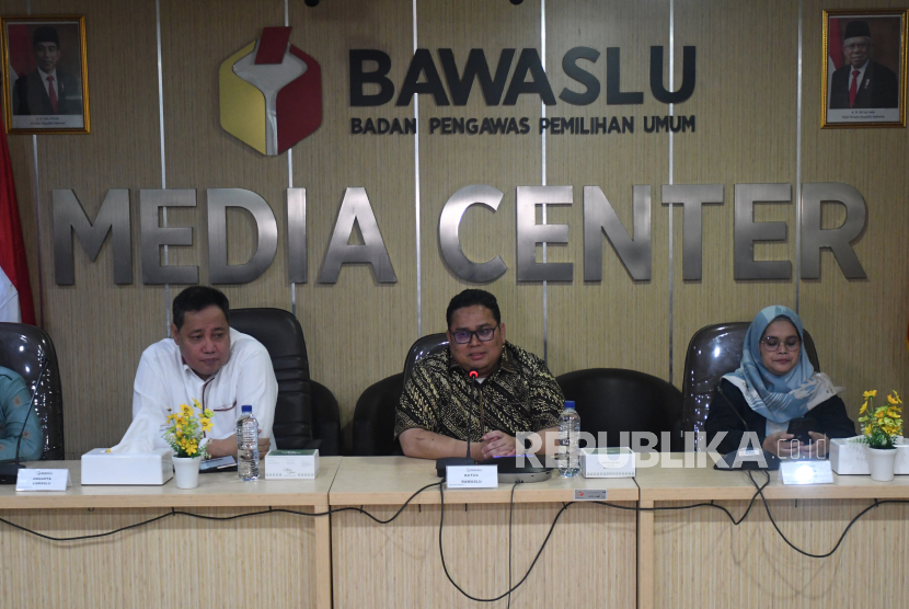 Ketua Bawaslu Rahmat Bagja (tengah) didampingi anggota Bawaslu Lolly Suhenty (kanan) dan Herwyn Malonda (kiri) menyampaikan paparan kepada wartawan di Kantor Bawaslu, Jakarta, Kamis (5/1/2023). Rahmat beserta jajarannya menyampaikan catatan kinerja pengawasan Pemilu Tahun 2022 dan proyeksi kerja Bawaslu pada tahun 2023. 