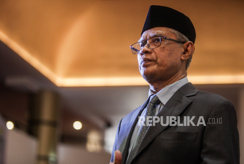 Ketua Umum PP Muhammadiyah Haedar Nashir berpose di sela wawancara khusus dengan Republika di Universitas Muhammadiyah Jakarta, Tangerang Selatan, Banten, Kamis (9/11/2023).