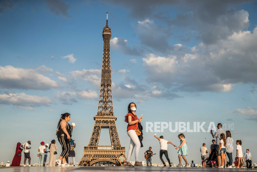  Orang-orang berdansa mengikuti irama musik di Trocadero Human Rights Plaza dekat Menara Eiffel di Paris, Prancis, 02 Juni 2020. Prancis telah memulai pencabutan pembatasan COVID-19 secara bertahap dalam upaya memulai kembali ekonominya dan membantu orang kembali ke harian mereka rutinitas
