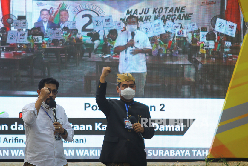 Calon Wali Kota dan Wakil Wali Kota Surabaya nomor urut dua Machfud Arifin (kiri) dan Mujiaman (kanan) menyampaikan sambutan saat Deklarasi Kampanye Damai di Surabaya, Jawa Timur, Sabtu (26/9/2020). Deklarasi yang diselenggarakan oleh KPU Kota Surabaya tersebut mengharapkan agar kedua pasangan calon dan setiap elemen yang terlibat dalam proses kampanye Pilkada Surabaya 2020 menjadi pelopor dalam penerapan protokol kesehatan pencegahan COVID-19 dengan slogan Pemilihan Bermartabat, Surabaya Hebat. 