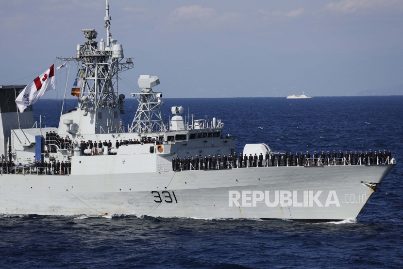 Fregat kelas Halifax Angkatan Laut Kanada HMCS Vancouver mengambil bagian dalam Tinjauan Armada Internasional di Teluk Sagami, Tinjauan Armada Internasional Pasukan Bela Diri Jepang (JMSDF) Jepang untuk memperingati ulang tahun ke-70 berdirinya JMSDF di Teluk Sagami, lepas Yokosuka, selatan Tokyo, Jepang, 06 November 2022.