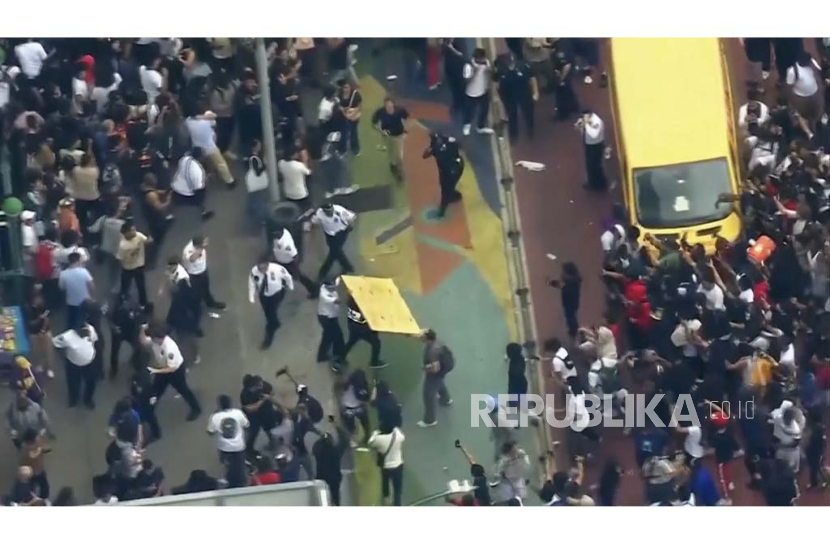 Foto yang diambil dari video WABC-TV, memperlihat polisi di tengah massa di Union Square, Jumat (4/8/ 2023), New York.