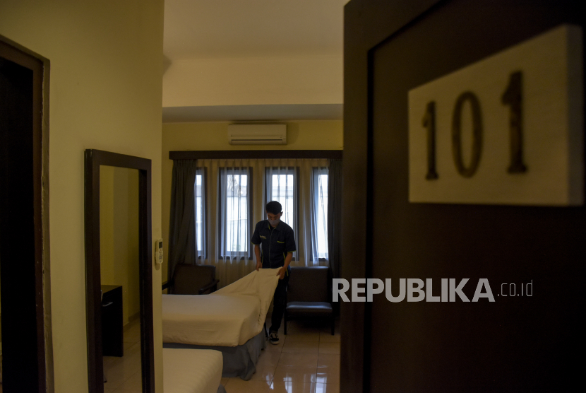 Perhimpunan Hotel dan Restoran Indonesia (PHRI) Daerah Istimewa Yogyakarta (DIY) menyebutkan rata-rata tingkat hunian kamar hotel di provinsi ini mengalami penurunan menyusul kenaikan harga BBM.