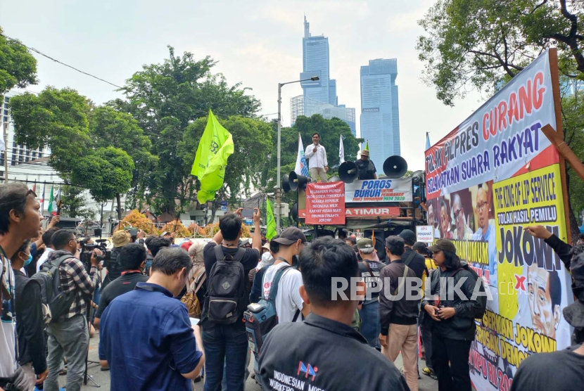 Massa melakukan aksi di depan Kantor KPU RI, Menteng, Jakarta Pusat, Rabu (21/2/2024).