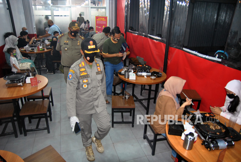 Dalam Tiga Hari, Tiga Pasien Covid-19 Meninggal di Bogor. Anggota Satpol PP Kota Bogor melakukan sidak pembatasan jam operasional restoran di jalan KH Sholeh Iskandar, Kota Bogor, Jawa Barat, Senin (31/8/2020). Dalam sidak tersebut, Satpol PP Kota Bogor memberikan sanksi berupa denda mulai Rp.500 ribu hingga Rp.5 juta rupiah bagi rumah makan, restoran, maupun kafe yang melanggar pembatasan jam operasional melebihi batas waktu pukul 18.00 WIB di masa Pembatasan Sosial Berskala Mikro dan Komunitas (PSBMK) dalam upaya memutus mata rantai penyebaran COVID-19 di wilayah zona merah Kota Bogor.