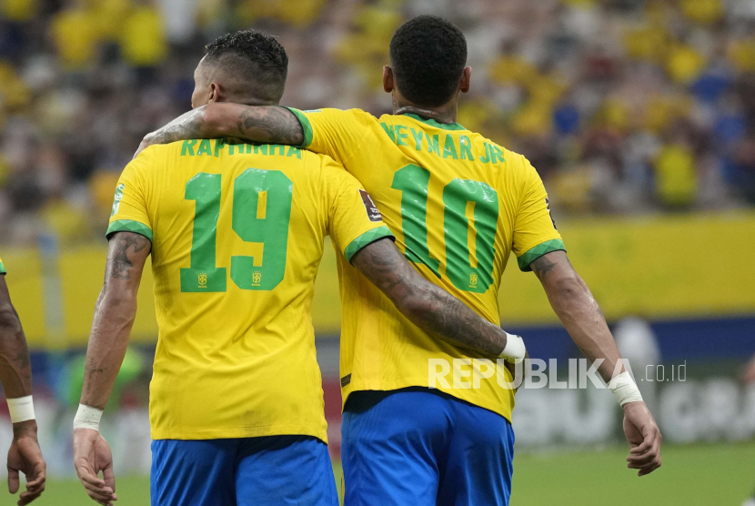 Raphinha dari Brasil (kiri) bersama Neymar.
