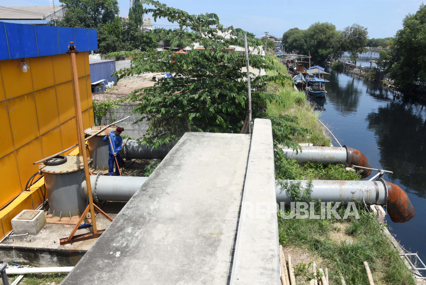 Petugas Dinas Sumber Daya Air Jakarta Utara mengecek sampah yang memasuki aliran air di Gedung Pompa Kamal Muara, Jakarta. SDA Jakpus menyiagakan 95 pompa stasioner untuk mencegah banjir.