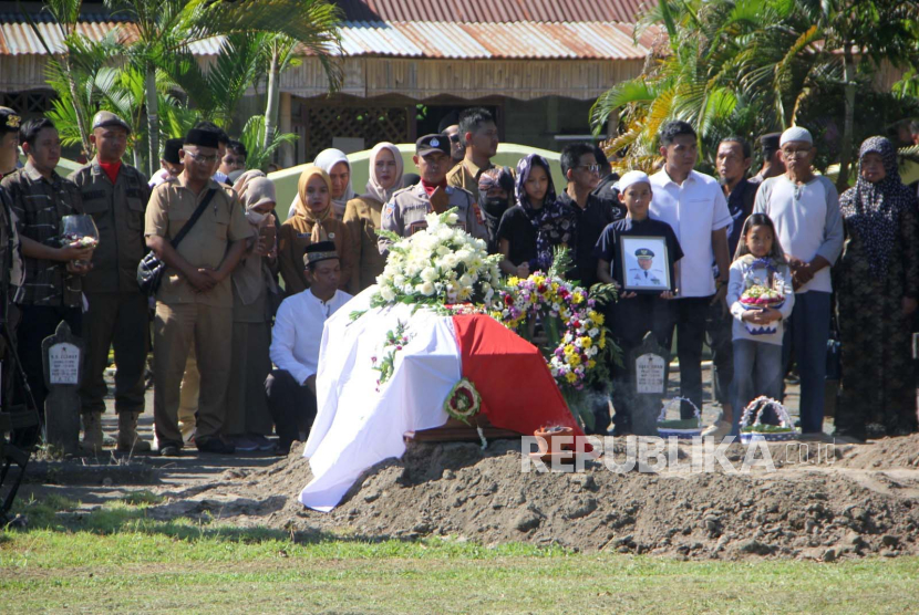 Upacara pemakaman mantan Bupati Bantul, Kombes Pol (Purn) Suharsono yang dimakamkan di Taman Makam Pahlawan (TMP) Kusuma Bangsa di Jalam Parangtritis KM 12, Patalan, Jetis, Kabupaten Bantul, DIY, Senin (6/5/2024).