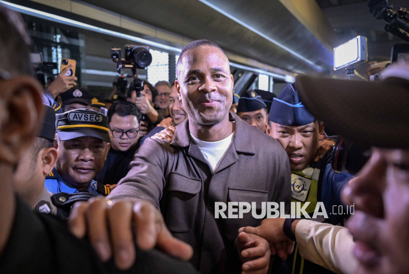 Pelatih Timnas Indonesia Patrick Kluivert (tengah) berjalan keluar setibanya di Terminal 3 Bandara Internasional Soekarno Hatta, Tangerang, Banten, Sabtu (11/1/2025). Patrick Kluivert resmi dikontrak selama dua tahun disertai opsi perpanjangan untuk menangani Timnas Indonesia menggantikan Shin Tae-yong usai diberhentikan oleh PSSI. 