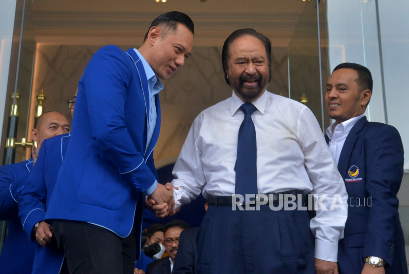 Ketua Umum Partai Nasdem Surya Paloh berjabat tangan dengan Ketua Umum Partai Demokrat Agus Harimurti Yudhoyono. Nasdem dan Demokrat saat ini menunggu keputusan resmi dari PKS untuk bergabung dalam Koalisi Perubahan. (ilustrasi)