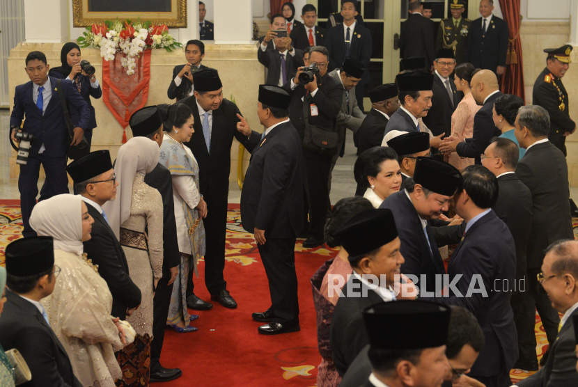 Presiden Prabowo Subianto berbincang dengan jajaran menteri dan kepala badan setingkat menteri dalam Kabinet Merah Putih usai pelantikan di Istana Negara, Jakarta, Senin (21/10/2024). Presiden Prabowo melantik 53 menteri dan kepala badan negara setingkat menteri dalam Kabinet Merah Putih periode 2024-2029. 