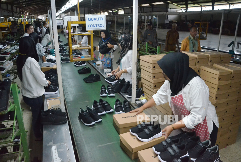 Aktivitas para pekerja di pabrik sepatu di Gedebage, Kota Bandung, Jawa Barat, Senin (5/1/2024).