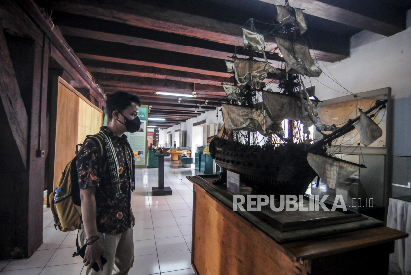 Pengunjung melihat replika kapal yang terpajang di Museum Bahari, Jakarta, Selasa (9/6). 
