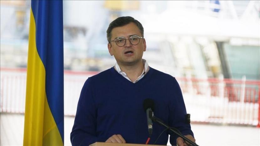 Menteri Luar Negeri Ukraina Dmytro Kuleba mendesak larangan secara global pada saluran berita RT Rusia menyusul pernyataan dari presenter Rusia Anton Krasovsky yang mengatakan bahwa anak-anak Ukraina seharusnya ditenggelamkan.
