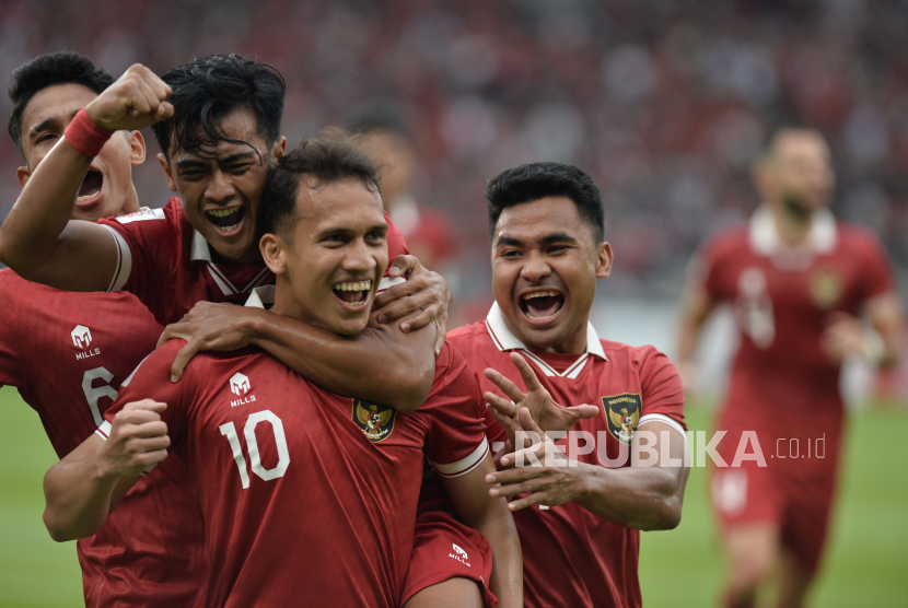 Pemain timnas Indonesia Eggy Maulana Fikri melakukan selebrasi seusai mencetak gol ke gawang Kamboja dalam laga Piala AFF 2022 di Stadion Gelora Bung Karno, Jakarta, Jumat (23/12/2022). Pada pertandingan itu Indonesia menang dengan skor 2-1 melalui gol Eggy Maulana Fikri dan Witan Sulaiman.