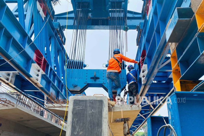 Progres pembangunan Jembatan Otista Kota Bogor sudah mencapai 63,7 persen. Pada Selasa (24/10/2023), kontraktor tengah bersiap untuk memasang girder atau tulang jembatan sebagai pekerjaan utama pembangunan jembatan. 