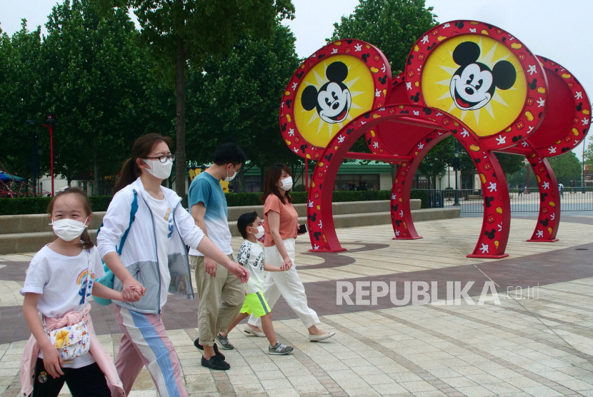 Pengunjung berjalan di sekitar taman hiburan Disneyland di Shanghai, China, Senin (11/5). China melaporkan hanya satu kasus baru Covid-19 terkonfirmasi pada 26 Mei. Ilustrasi.