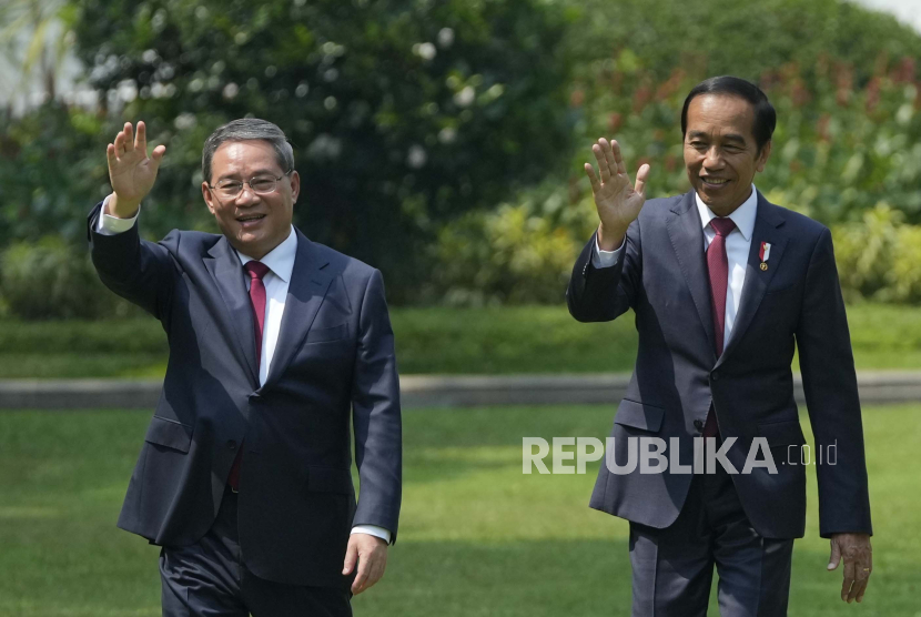 Perdana Menteri Cina Li Qiang (kiri) dan Presiden Indonesia Joko Widodo melambai kepada wartawan saat mereka berjalan di halaman Istana Merdeka, Jakarta, Indonesia, Jumat, 8 September 2023.
