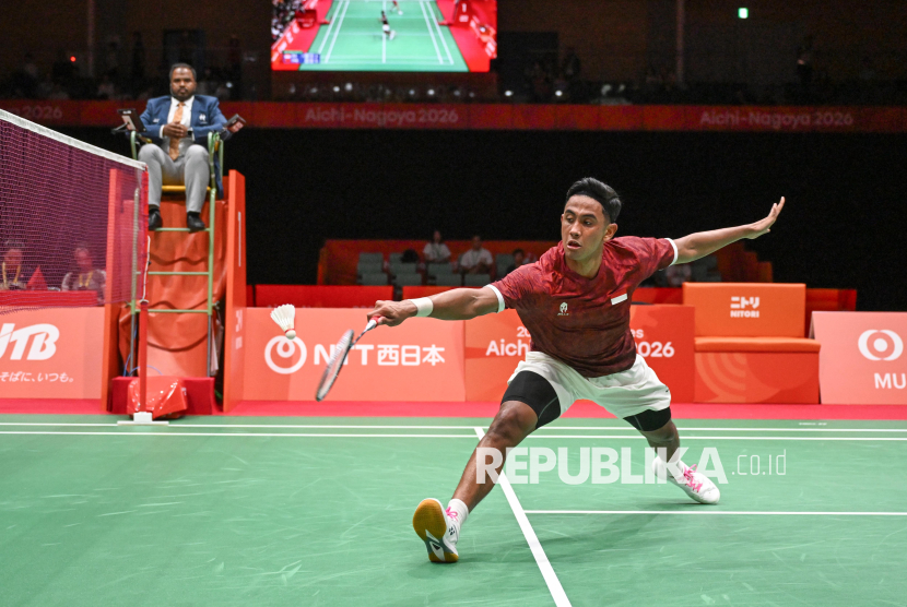 Pebulu tangkis tunggal putra Indonesia Alwi Farhan mengembalikan kok ke arah pebulu tangkis putra China Li Shi Feng pada final beregu Asian Games Aichi Nagoya 2026 di Ichinomiya City Municipal Gymnasium, Nagoya, Aichi, Jepang, Kamis (24/9/2026).