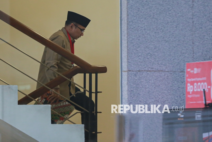 Mantan Menteri Agama Yaqut Cholil Qoumas tiba untuk memenuhi panggilan pemeriksaan di Gedung Merah Putih KPK, Jakarta, Selasa (16/12/2025). KPK kembali memeriksa Yaqut Cholil Qoumas sebagai saksi dalam penyidikan kasus dugaan korupsi kuota haji khusus 2024.