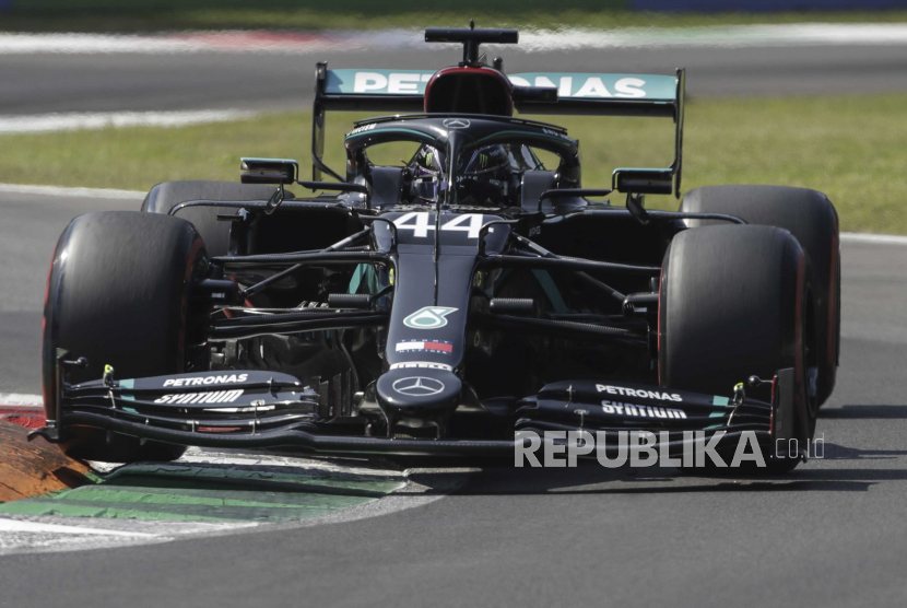 Lewis Hamilton start terdepan di GP Tuscan setelah meraih pole position dalam sesi kualifikasi, Sabtu (12/9).