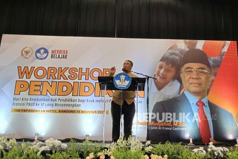 Anggota Dewan Perwakilan Rakyat (DPR) RI, Komisi X, Sodik Mudjahid saat menjadi pembicara di kegiatan Workshop Pendidikan di Kota Bandung, Senin (14/8/2023). 