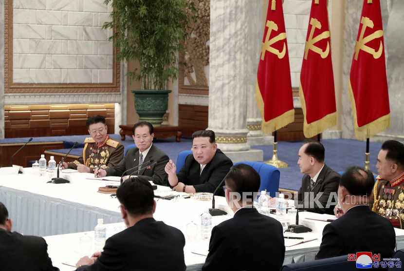 Foto yang disediakan oleh pemerintah Korea Utara ini menunjukkan pemimpin Korea Utara Kim Jong Un, tengah, menghadiri pertemuan dengan pejabat senior militernya di lokasi yang dirahasiakan, Korea Utara, Selasa, 21 Juni 2022. Wartawan independen tidak diberi akses ke meliput acara yang digambarkan dalam gambar ini yang didistribusikan oleh pemerintah Korea Utara. 