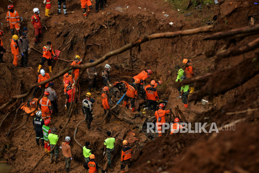 Tim SAR gabungan melakukan evakuasi korban tertimbun longsor gempa bumi di Warung Sate Sinta, Cugenang, Kabupaten Cianjur, Jawa Barat, Sabtu (26/11/2022). Berdasarkan data Badan Nasional Penanggulangan Bencana (BNPB) pada Jumat (25/11/2022) korban jiwa bertambah 17 jenazah dengan jumlah total 310 korban jiwa. Republika/Thoudy Badai