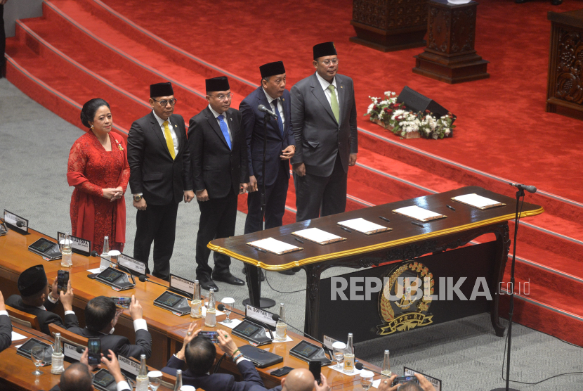 Pimpinan DPR terpilih bersiap mengucapkan sumpah jabatan dalam rapat paripurna pemilihan dan penetapan pimpinan DPR periode 2024-2029  di kompleks Parlemen, Senayan, Jakarta, Selasa (1/10/2024).