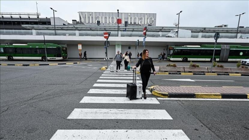 Italia menjadi negara Barat pertama pada Rabu (28/12/2022) yang mewajibkan tes virus corona untuk penumpang udara yang datang dari China.