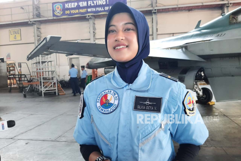 Letda Tek Silvia Octa Viorentika, wanita teknisi pesawat tempur di Skadron Teknik (Skatek) 042, Lanud Iswahjudi, Magetan, Jawa Timur. 