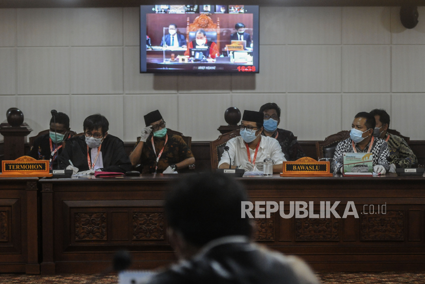 Suasana sidang gugatan pilkada serentak 2020 di gedung Mahkamah Konstitusi (MK), Jakarta Pusat, Selasa (26/1).