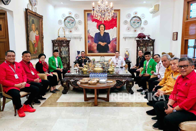 Para ketua umum partai politik pengusung Ganjar Pranowo-Mahfud MD berkumpul terlebih dahulu di kediaman Ketua Umum Partai Demokrasi Indonesia Perjuangan (PDIP), Megawati Soekarnoputri, Jakarta, Kamis (19/10/2023). 