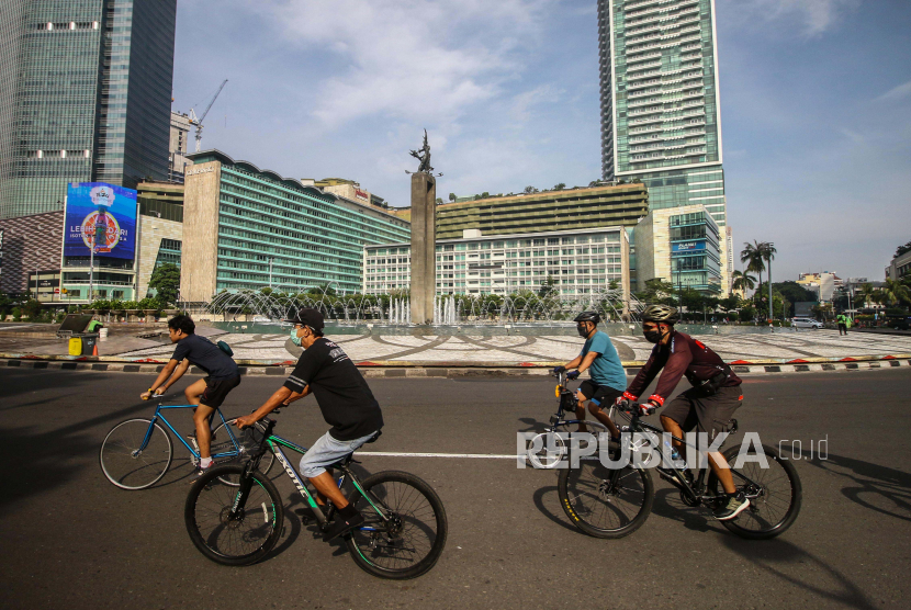 Warga berolahraga di kawasan Bundaran HI, Jakarta, Ahad (31/5/2020). Warga tetap berolahraga meski car free day (CFD) ditiadakan di tengah pandemi COVID-19