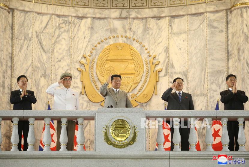  Sebuah foto yang dirilis oleh Kantor Berita Pusat Korea Utara (KCNA) resmi menunjukkan pemimpin Korea Utara Kim Jong-un (tengah) dan pejabat tinggi lainnya selama parade militer di Lapangan Kim Il-sung di Pyongyang, Korea Utara, awal 09 September 2021. 