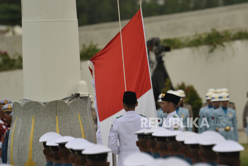 Sejumlah anggota Paskibraka 2024 mengibarkan duplikat Bendera Pusaka untuk dikibarkan dalam upacara Peringatan Detik-detik Proklamasi Kemerdekaan Republik Indonesia (RI) di lapangan upacara Istana Negara Ibu Kota Nusantara (IKN), Penajam Paser Utara, Kalimantan Timur, Sabtu (17/8/2024). Upacara dalam rangka hari ulang tahun (HUT) ke-79 RI tersebut mengusung tema Nusantara Baru Indonesia Maju.