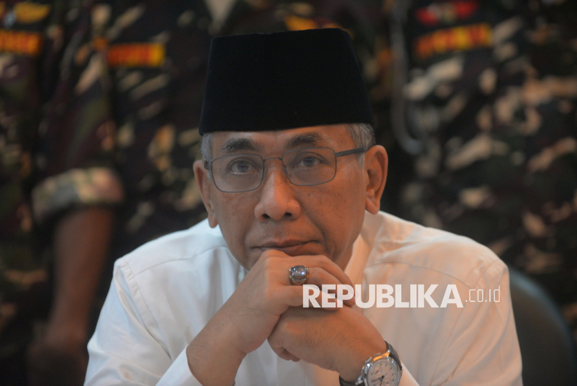 Ketua Umum PBNU KH Yahya Cholil Staquf bersiap memberikan keterangan usai melakukan silaturahmi alim ulama di Gedung PBNU, Jakarta, Ahad (23/11/2025). Silaturahmi ini membahas sekaligus meminta masukan dari para kiai dan alim ulama di tengah ramainya isu pemakzulan terhadap Ketua Umum PBNU KH Yahya Cholil Staquf.