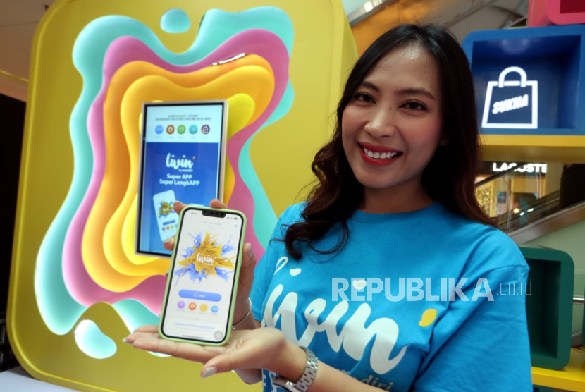 Karyawan menunjukkan aplikasi Livin by Mandiri saat pembukaan event Livin Fest di Mall Grand Indonesia, Jakarta, Kamis (14/9/2023). 