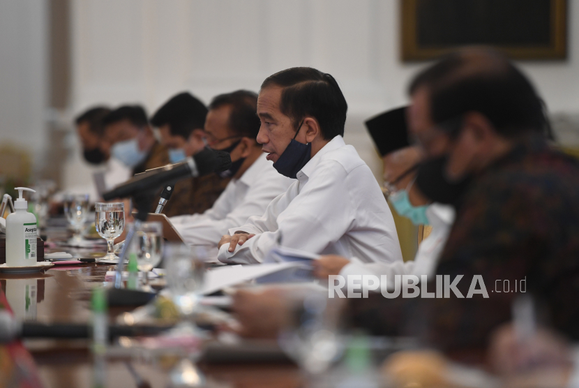 Presiden Joko Widodo (tengah) memimpin rapat kabinet terbatas di Istana Merdeka, Jakarta, beberapa wkatu lalu. Indonesia berupaya keluar dari jebakan negara berpendapatan menengah. ANTARA FOTO/Akbar Nugroho Gumay/Pool/wsj.