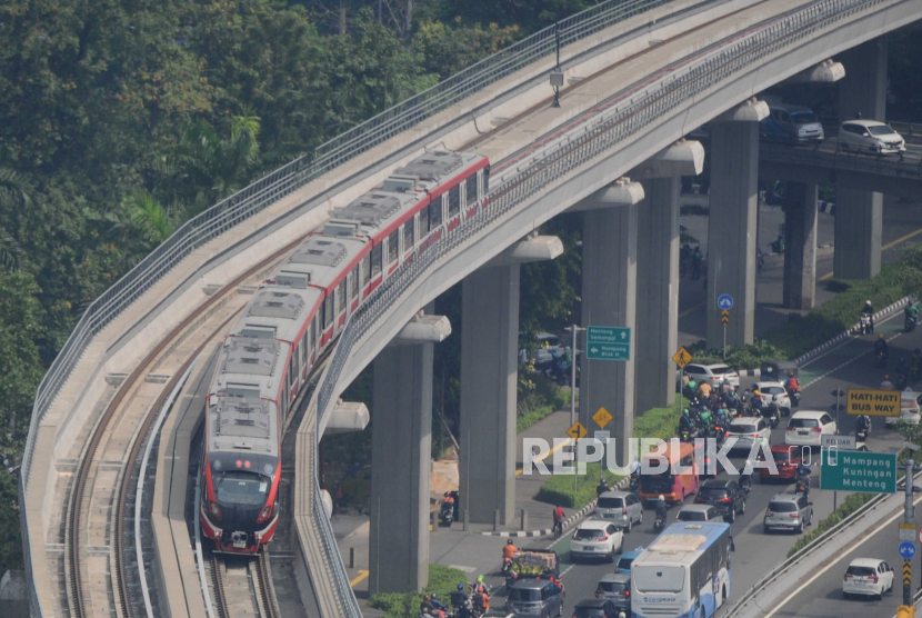 Rangkaian kereta LRT Jakarta-Bogor-Depok-Bekasi (Jabodebek) melintas di Jalan Gatot Subroto, Jakarta Selatan, Kamis (14/6/2023). 