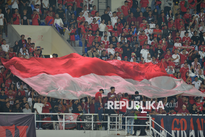 Suporter Timnas Indonesia memberikan dukungan saat laga melawan Filipina pada pertandingan Grup B Piala AFF di Stadion Manahan, Solo, Sabtu (21/12/2024). Indonesia kalah dengan skor 0-1 dari Filipina. Dengan kekalahan ini, Timnas Indonesia tersingkir dari kejuaraan Piala AFF 2024.