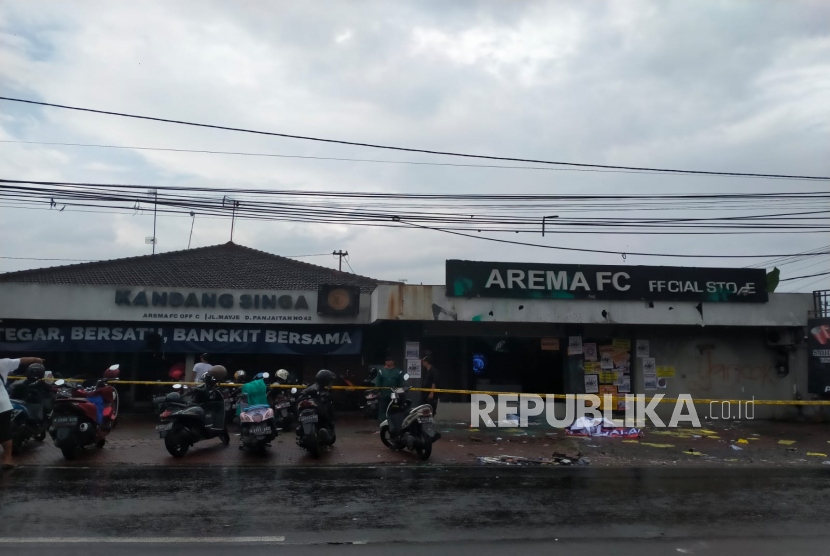 Kantor Arema FC mengalami kerusakan setelah terjadinya kerusuhan antara suporter Aremania dan penjaga kantor tim 
