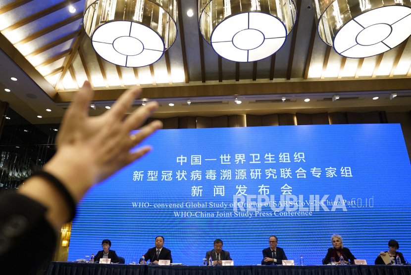Seorang jurnalis mengangkat tangannya untuk mengajukan pertanyaan pada Konferensi Pers Studi Bersama WHO-China yang diadakan di akhir misi Organisasi Kesehatan Dunia di Wuhan, China, Selasa, 9 Februari 2021.