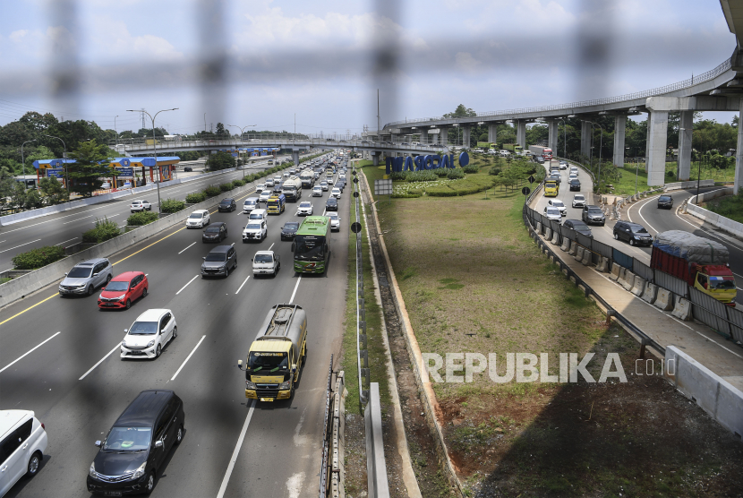 Kendaraan memadati ruas Tol Jagorawi KM 6 di Jakarta, Kamis (29/10). PT Jasa Marga (Persero) Tbk mencatatkan laba bersih pada kuartal III 2020 sebesar Rp 157,6 miliar. 