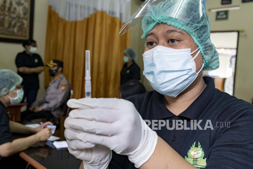  Seorang tenaga kesehatan menyiapkan vaksin COVID-19 di pusat vaksinasi di Denpasar, Bali, Jumat. (29/1). eneliti dari Center for Indonesian Policy Studies (CIPS) Andree Surianta menilai, pemerintah perlu mempertimbangkan efektivitas kebijakan vaksin mandiri. Sebab dikhawatirkan, kebijakan itu akan memberatkan pelaku usaha mikro kecil dan menengah (UMKM).