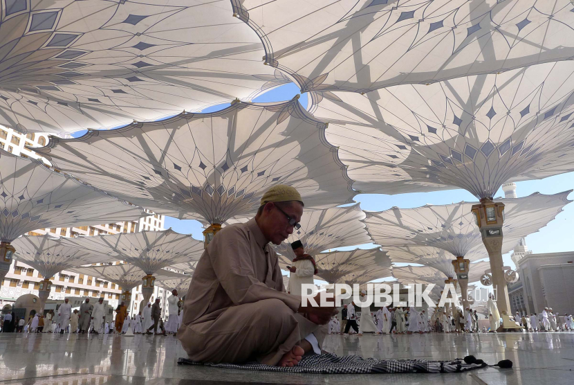 Seorang umat muslim membaca Al Quran di Masjid Nabawi, Madinah, Arab Saudi.